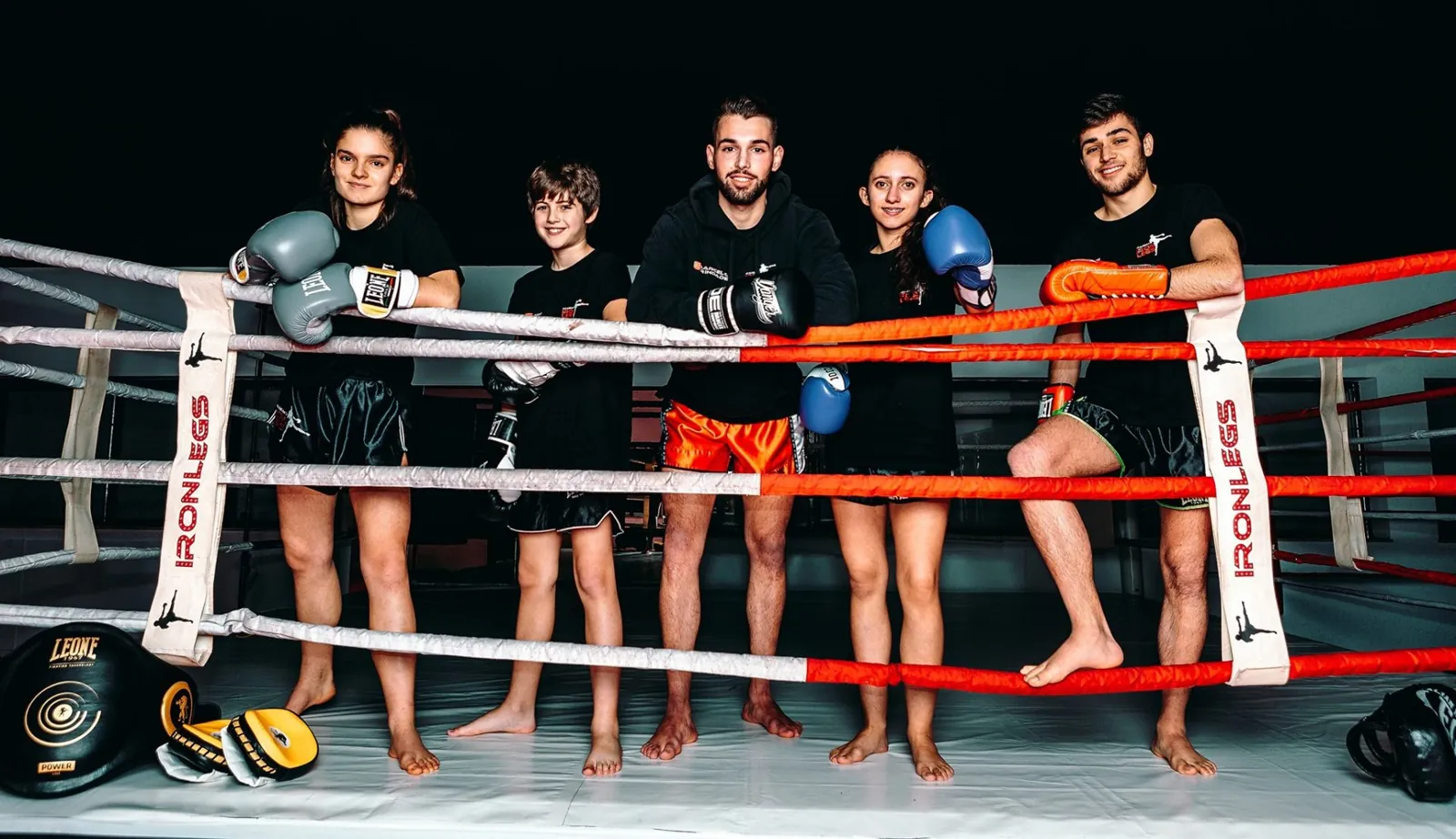 Atletas da Iron Legs Academy no ringue da academia