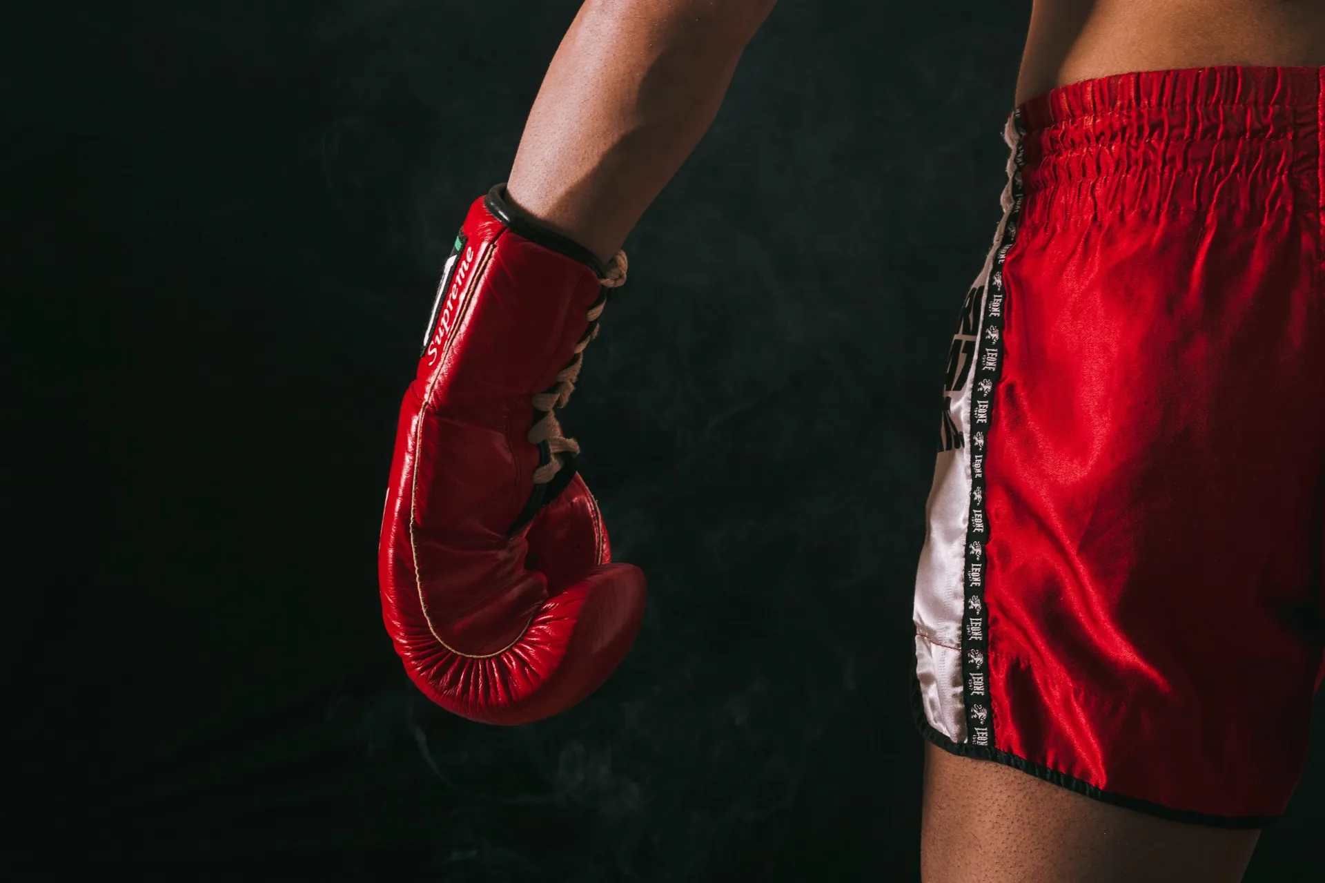 Luva de boxe vermelha e calções de Muaythai